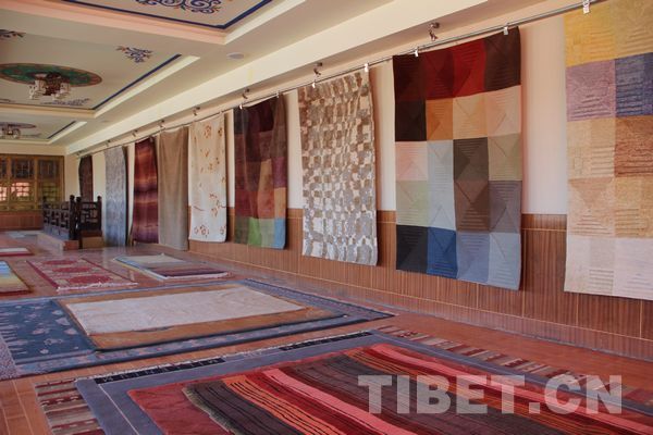 Modern Tibetan carpet with multiple colors and diverse patterns [Photo by Melinda Jin/China TIbet Online] 