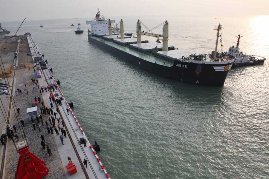 Ganyu Port hosts its first cargo ship "Jinze" from Hong Kong on December 24. (Xinhua/Si Wei)