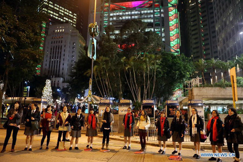 Citizens sing at the Statue Square in Hong Kong, south China, on Dec. 24, 2012. (Xinhua/Li Peng) 