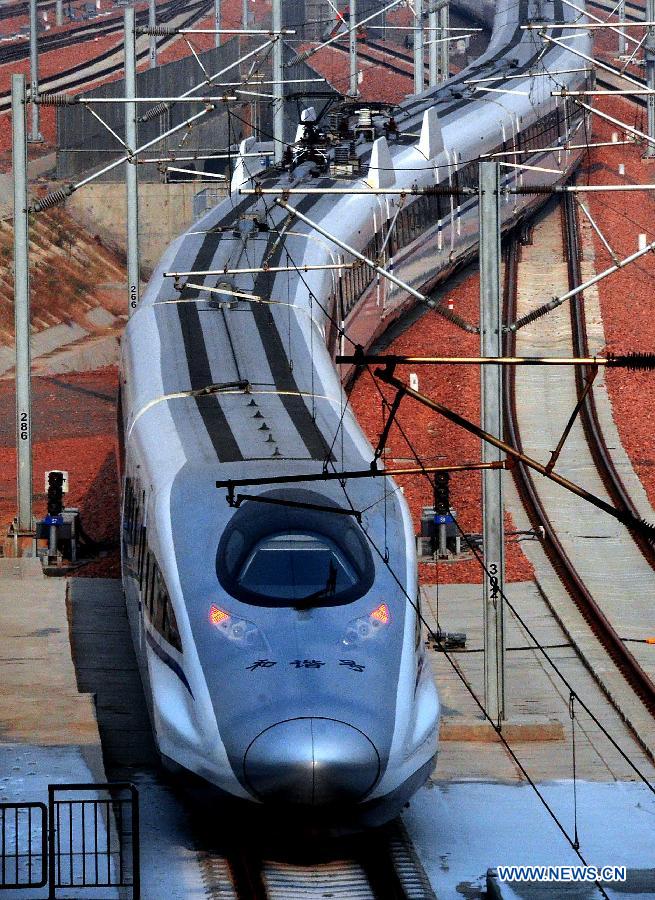 A bullet train from Beijing, capital of China, enters the Zhengzhou East Railway Station in Zhengzhou, capital of central China's Henan Province, Dec. 25, 2012.  (Xinhua/Wang Song) 