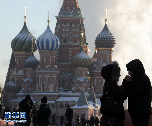 A man warms his partner’s hands in Red Square of Moscow, Russia on Dec. 20, 2012. (Xinhua/AFP photo)
