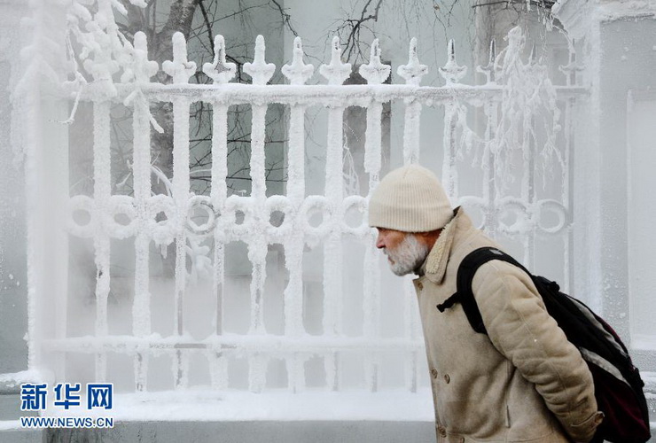 A man walks past frost-covered railings in Moscow, Russia on Dec 19, 2012. (Xinhua/AFP Photo)