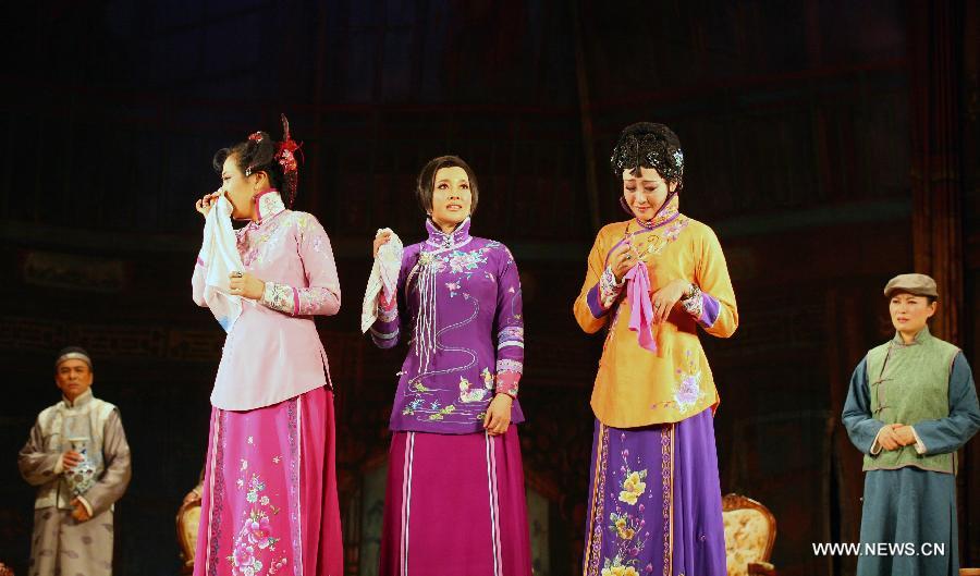 Actress Liu Xiaoqing (C) performs during a stage drama, which tells a story of famous courtesan Sai Jinhua, a legendary but controversial figure in the late Qing Dynasty (1644-1911), in Nanjing, capital of east China's Jiangsu Province, Dec. 25, 2012. (Xinhua) 