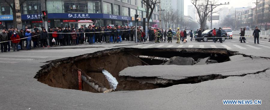 Photo taken on Dec. 26, 2012 shows a collapsed section of a road intersection in Taiyuan, capital of north China' Shanxi Province. A hole, measuring around 5 meters deep and 15 meters wide, appeared after the road section collapsed. No casualties were reported by far. (Xinhua/Shi Xiaobo) 