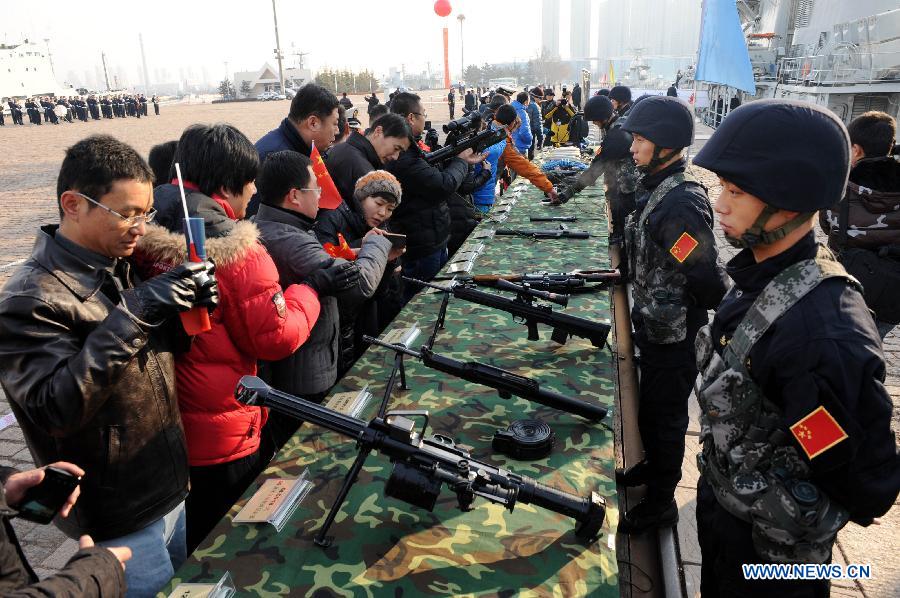 People view the equipment of the naval special forces of the missile destroyer "Qingdao" in Qingdao, east China's Shandong Province, Dec. 26, 2012. Four warships of the Chinese navy, including "Qingdao", "Zhoushan", "Guangzhou" and "Shenzhen", held an open day to public in their namesake cities on Wednesday. (Xinhua/Li Ziheng) 