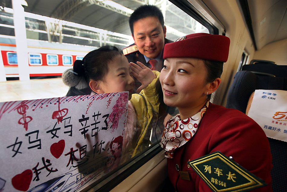 A girl named Jia Lejia expresses love to her mother through a drawing in Zhengzhou Railway Station, Henan province, Feb. 5, 2012. Her mother is a train conductor who needed to work during the Spring Festival and cannot attend family reunion. (Xinhua/Zhu Qing)