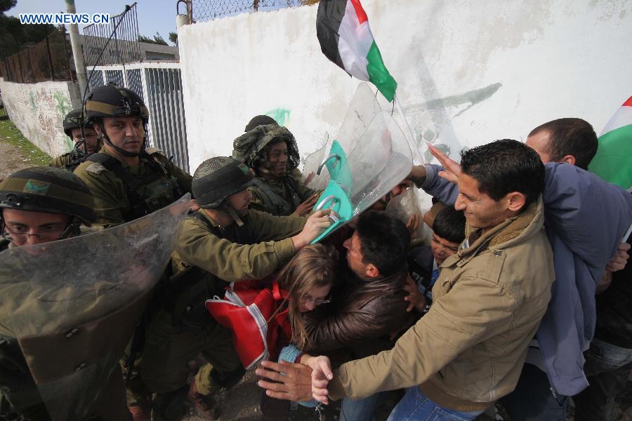 Palestinian protesters clash with Israeli soldiers during a demonstration against Israel's controversial separation barrier in the West Bank village of Al-Maasarah near Bethlehem, on Dec. 28, 2012. (Xinhua/Luay Sababa) 