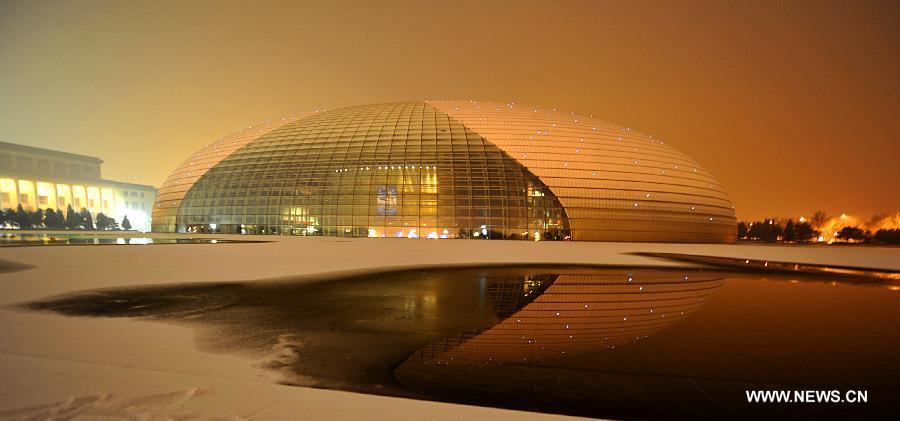 Photo taken on Dec. 28, 2012 shows the snow scene of the National Centre for the Performing Arts in Beijing, capital of China. A snowfall hit Beijing on Friday evening. (Xinhua/Li Wenming)
