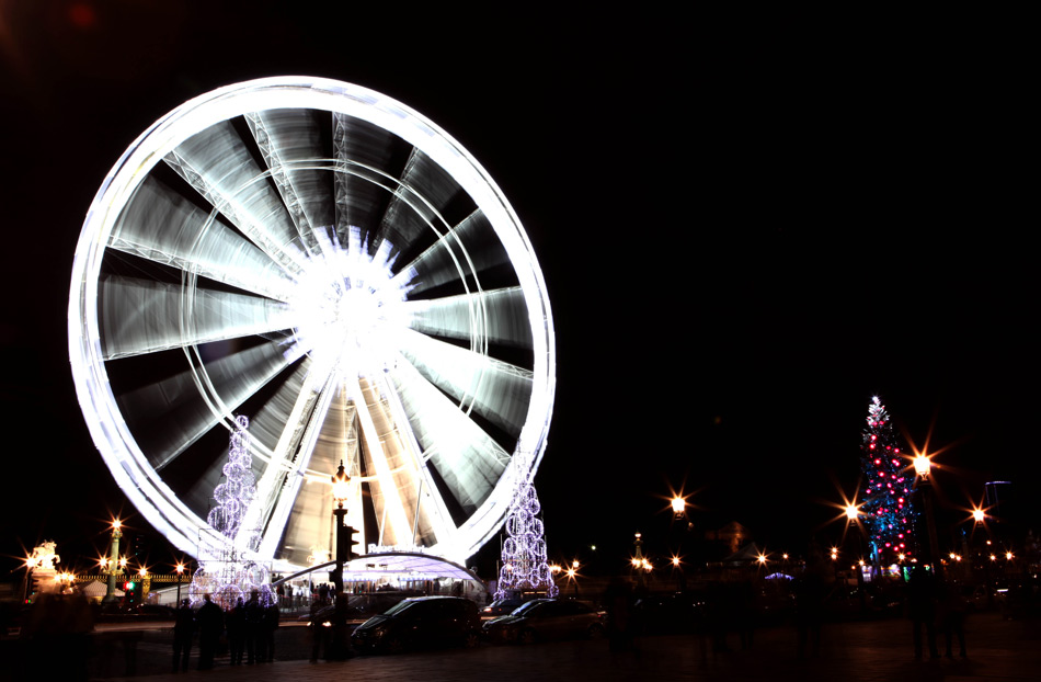 The sky wheel and Christmas tree on the Place de la Concorde in Paris, France on Dec. 23, 2012. The temperature at night was 15 degrees Celsius. People gathered at the Christmas market on the Avenue des Champs Elysees and enjoyed the rare warmth. (Xinhua/Gaojing)