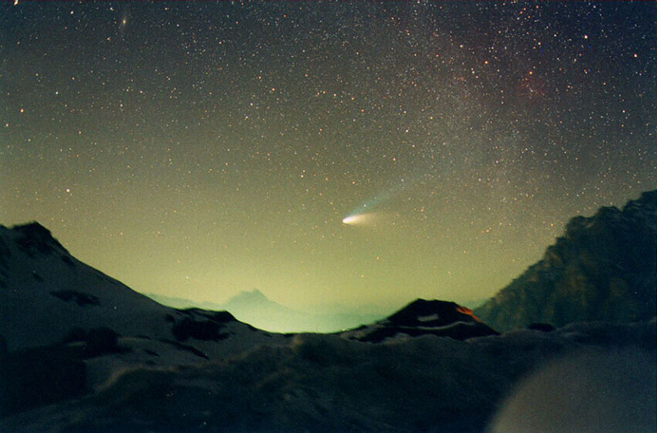 Comet Hale-Bopp Over Val Parola Pass. Comet Hale-Bopp, the Great Comet of 1997, became much brighter than any surrounding stars. It was seen even over bright city lights. Away from city lights, however, it put on quite a spectacular show. (Photo/ NASA)