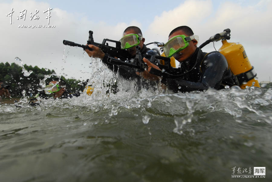 Chinese Marine Corps under the Navy of the Chinese People's Liberation Army (PLA) conducted an amphibious combat training recently. (Source: navy.81.cn)
