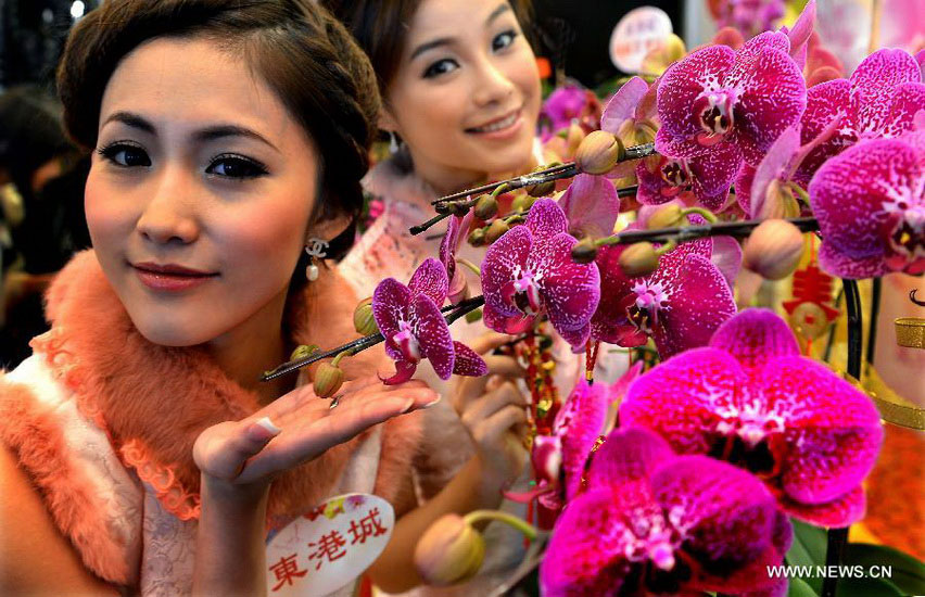 Models present flowers at a press conference aimed at promoting the upcoming Seventh Hong Kong Lunar New Year Flower Market in Hong Kong, south China, Jan. 2, 2013. The flower market is to kick off on Jan. 25, 2013. (Xinhua/Chen Xiaowei)