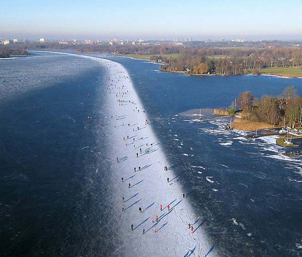 Ice skating on Paterswoldse Meer Lake in south Groningen, Netherlands. (Photo/Xinhua)