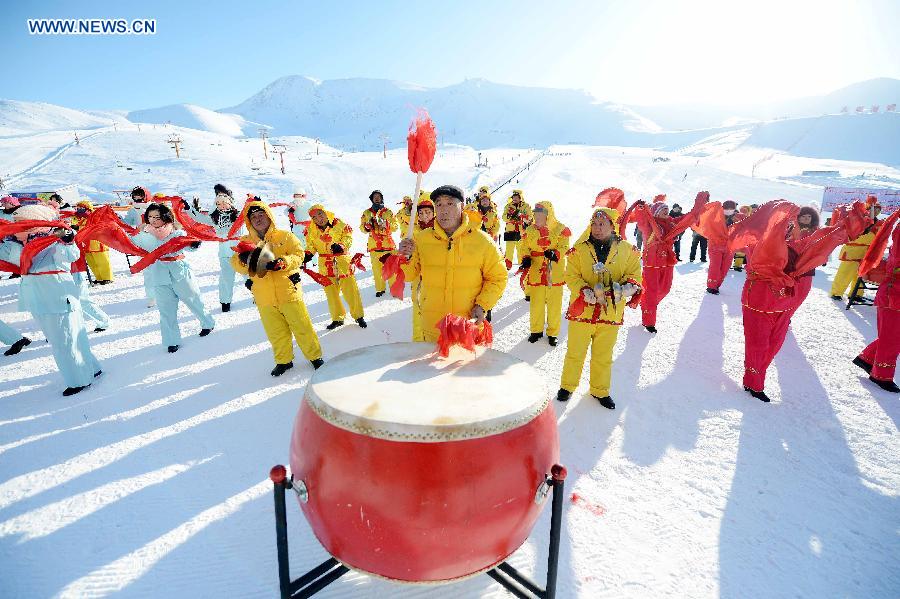 People perform traditional dance after snowfall at Jiangjunshan ski resort in Altay, northwest China's Xinjiang Uygur Autonomous Region, Dec. 28, 2012. Beautiful snow scenery here attracts a good many tourists. (Xinhua/Sadat) 
