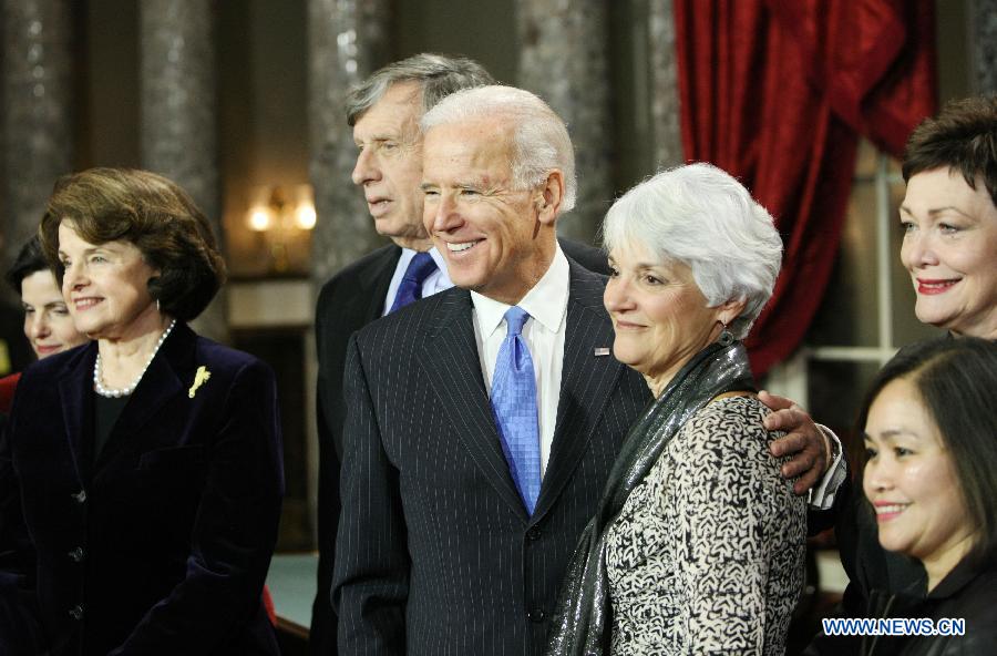 U.S. Vice President Joe Biden(C) poses with Sen. Dianne Feinstein(D-CA)(L) and Feinstein's family members during the Senator Swearing-In ceremony in the Old Senate Chamber on Capitol Hill on Thursday, January 3, 2013. The new U.S. Congress convened on Thursday with new members being sworn in. (Xinhua/Fang Zhe) 