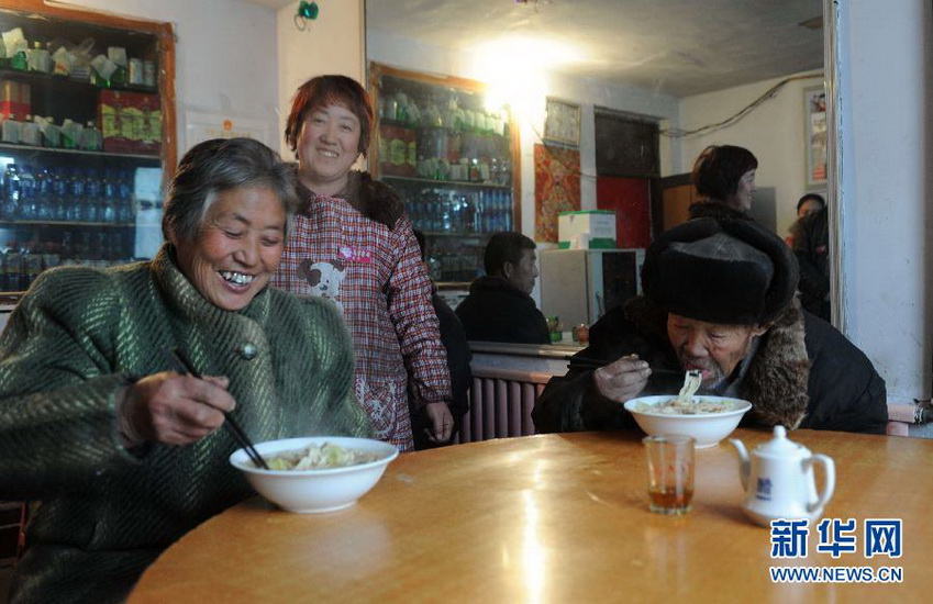 Free restaurant for the elderly：Two senior citizens have lunch in a free restaurant in Chengde, Hebei province, Dec. 13, 2012. With the respect and love for the elderly, Huo Dianyou, the owner, provides free meals for the disabled and the elderly more than 70 years old. (Xinhua/Wangxiao)