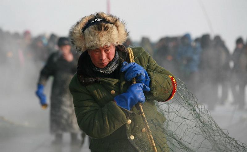 A fisherman dresses up warm to take part in a winter fishing event on Chagan Lake, Jilin province.(China Daily/Bai Shi)
