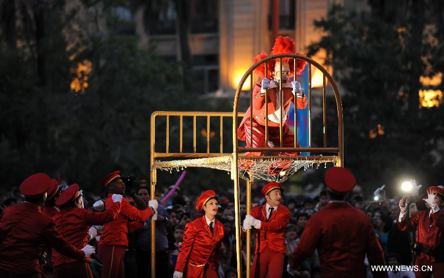 Artists of the French company Off perform during the presentation of street performance "The Giraffes", in the celebrations of the International Festival of theater "Santiago a Mil", in the city of Santiago, capital of Chile, on Jan. 5, 2013. The festival will last until Jan. 20 and feature 71 Chilean and International companies. (Xinhua/Jorge Villegas) 