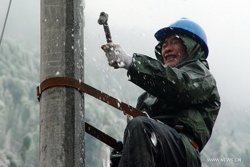 A staff member of local power supply bureau repairs the damaged power transmission lines in Pucheng County, Nanping City, southeast China's Fujian Province, Jan. 5, 2013. Nanping Power Supply Bureau took measures to repair the mal-functioned power transmission lines affected by the freezing rain and snow weather here in recent days. (Xinhua/Chen Shuzhong)