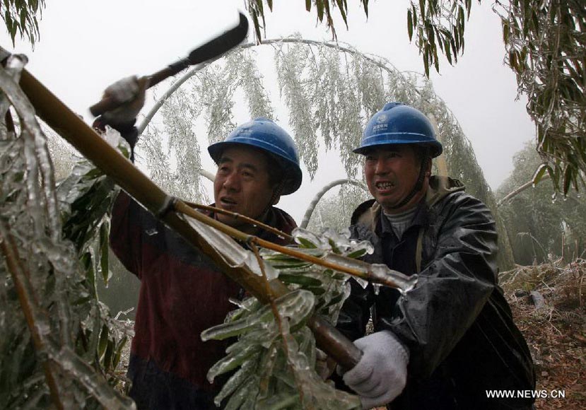 Staff members of local power supply bureau repair the damaged power transmission lines in Nanping City, southeast China's Fujian Province, Jan. 4, 2013. Nanping Power Supply Bureau took measures to repair the mal-functioned power transmission lines affected by the freezing rain and snow weather here in recent days. (Xinhua/Chen Shuzhong)  