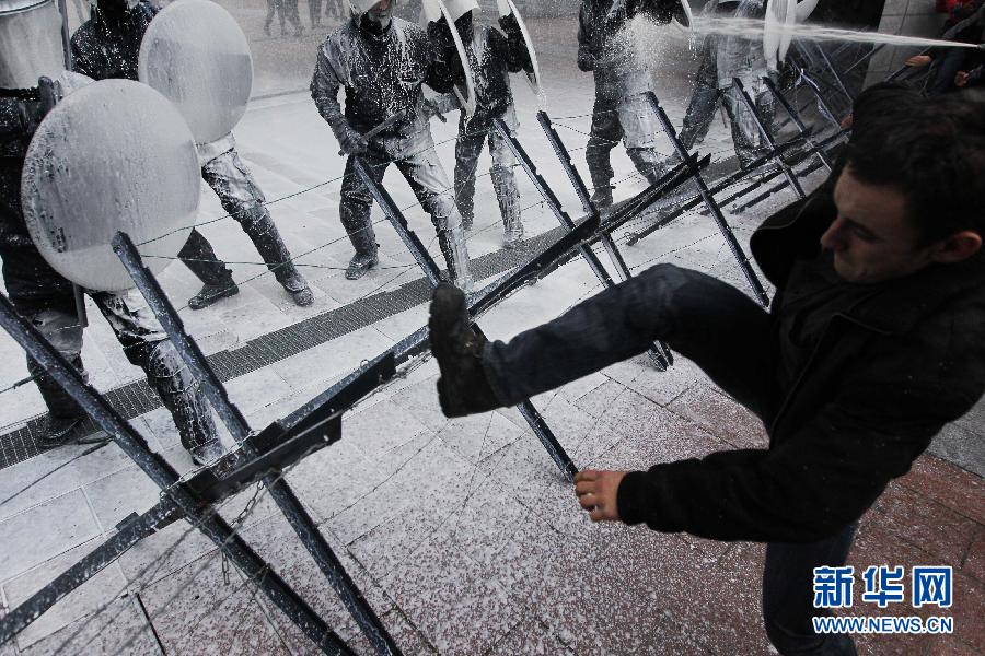 European milk producers dump milk on policemen walking in front of the European Parliament during a demonstration against the lowered price of milk in Brussels, Belgium, Nov. 26, 2012. (Xinhua/AFP Photo)