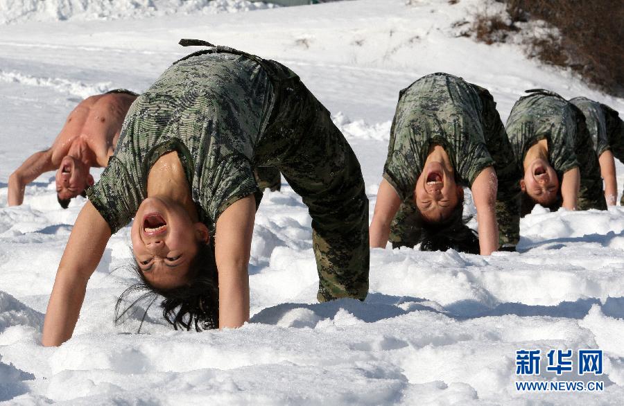 South Korean special forces start their one-month winter training at the temperature of 15 Celsius below zero in Gangwon-do, South Korea, Jan. 11, 2012. (Xinhua/Park Jin Hee)