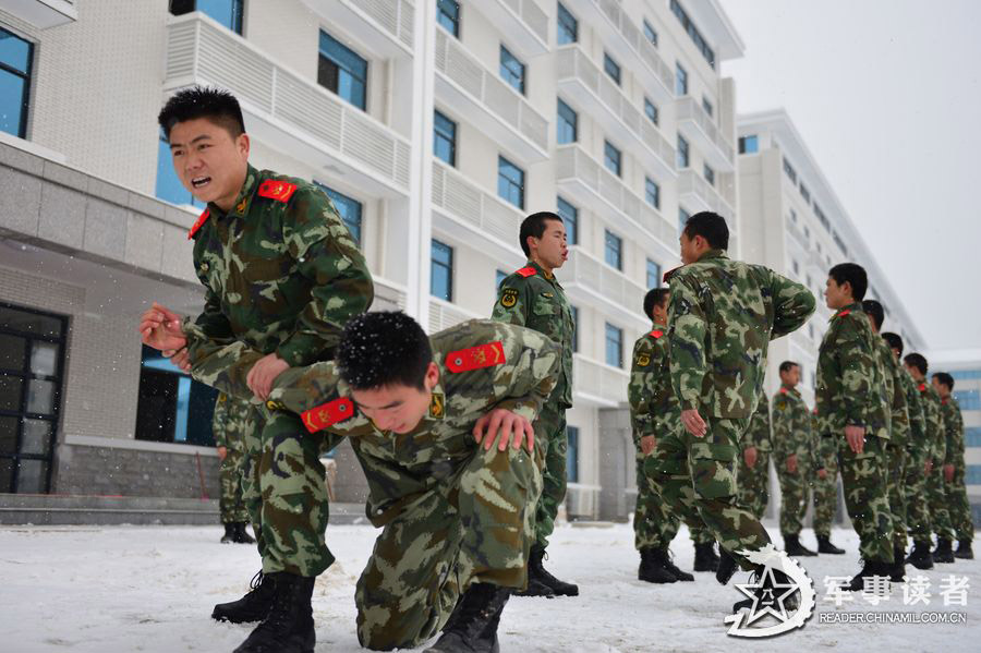 A detachment directly under the Hunan Contingent of the Chinese People's Armed Police Force (APF) conducts an anti-terrorism training in the current complex and harsh weather, in a bid to improve troops' anti-terrorist and emergency-handling capability. (China Military Online/Wu Jianbo, Wu Wufeng)  