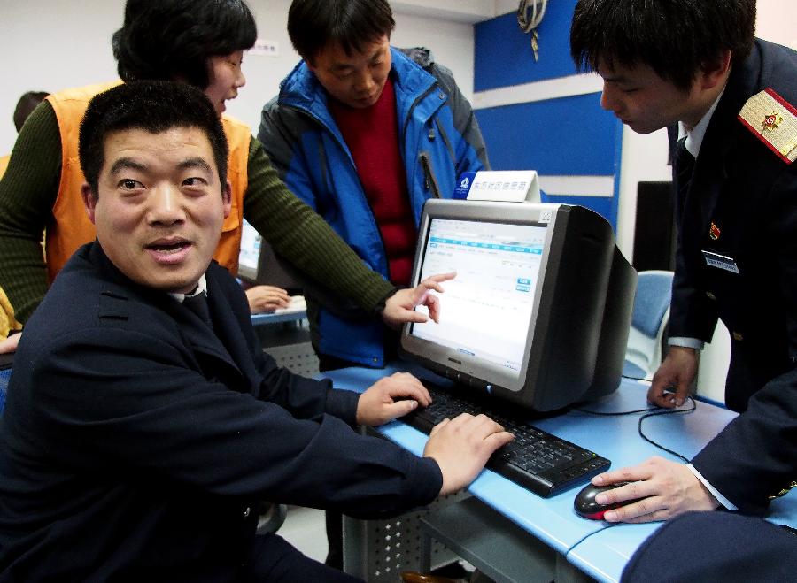 Shanghai offers group ticket-buying service for migrant workers 
