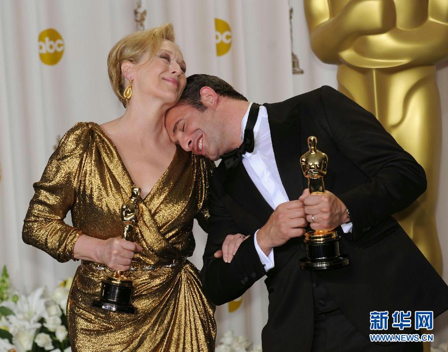 Jean Dujardin (R), Best Actor In A Leading Role winner for "The Artist" and Meryl Streep (L), Best Actress In A Leading Role winner for "The Iron Lady", pose backstage at the 84th Annual Academy Awards in Hollywood, California, the United States, Feb. 26, 2012. (Xinhua/Yang Lei) 