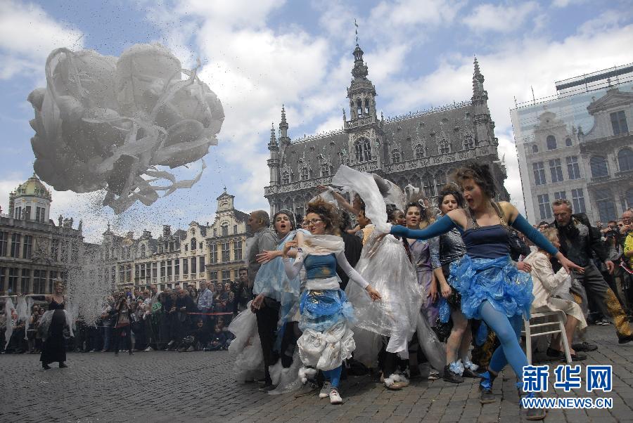 Revelers march during the Zinneke Parade, a biennial cultural parade in Brussels, capital of Belgium on May 19, 2012. (Xinhua/Wu Wei) 