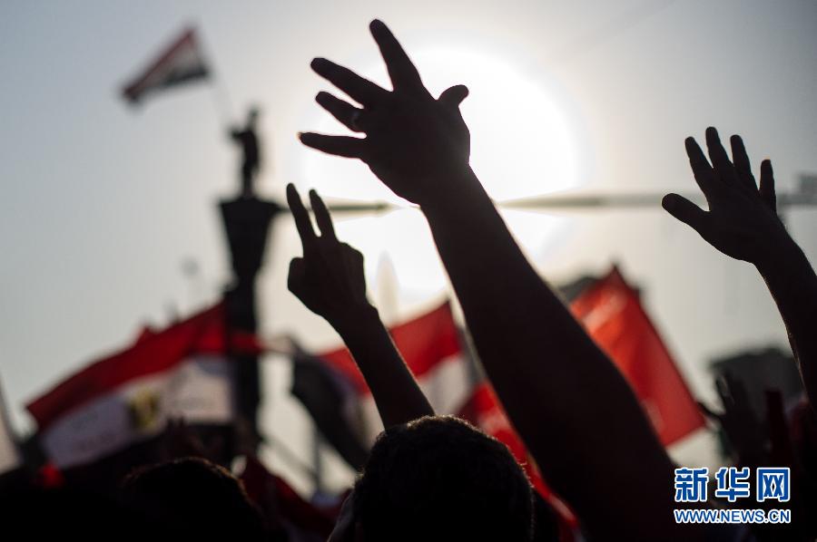 Egyptian anti-Mubarak protesters wave their hands at Cairo's Tahrir square on June 5, 2012. Thousands of Egyptians flocked to Cairo's iconic Tahrir square and other places on June 5, 2012to protest the verdict handed down in ex-president Hosni Mubarak's case as well as presidential candidate Ahmed Shafiq, who they say is from the former regime. (Xinhua/Li Muzi) 