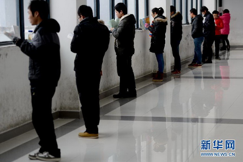 Students make final preparation before NEEP in the lobby of Anhui University on Jan. 3, 2013. (Xinhua/Zhang Duan)