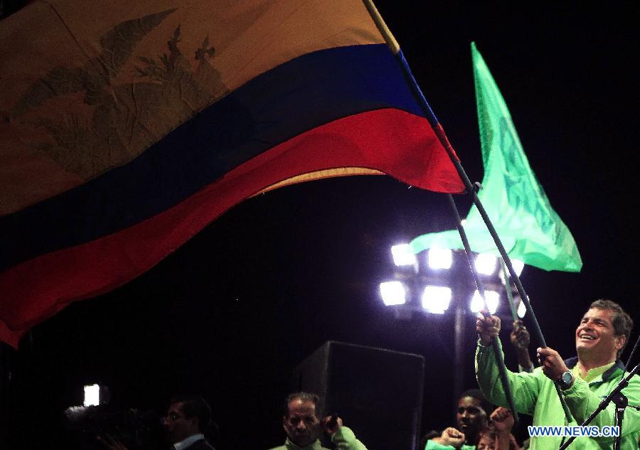  Ecuador's President and presidential candidate Rafael Correa (R) waves a national flag during a running campaign in Quito, capital of Ecuador, on Jan. 7, 2013. Ecuador will hold presidential election on Feb. 17. (Xinhua/Santiago Armas) 