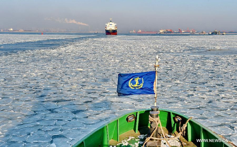 A guard boat is on duty on the sea covered by drift ice, in Qinhuangdao, north China's Hebei Province, Jan. 8, 2013. A cold snap has created a layer of thick sea ice in the offshore areas of the Bohai Bay in Hebei Province. (Xinhua/Yang Shiyao)