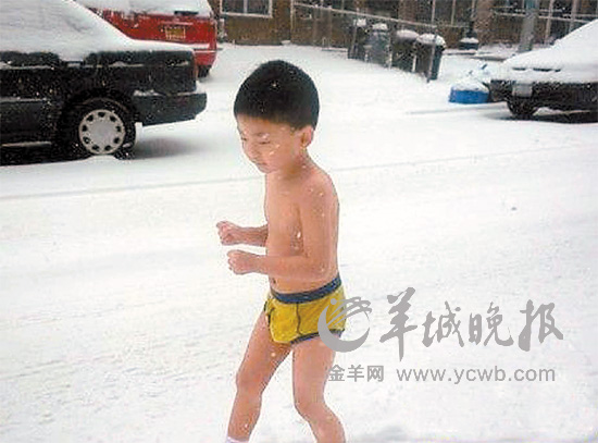 The picture made from video shows a Chinese child nicknamed Duoduo running in the snow without shirt. (Photo/Yangcheng Evening News)
