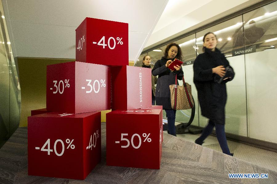 People shop during early morning at Galerie Lafayette in Paris, France, Jan. 9, 2013. The 5-week-long winter sales started in France on Wednesday. (Xinhua/Etienne Laurent)
