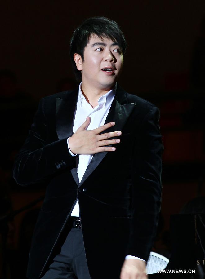 Pianist Lang Lang interacts with audience during his new year concert in Wuhu City, east China's Anhui Province, Jan. 8, 2013. (Xinhua)