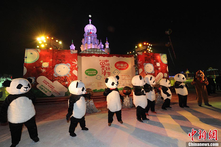 Dancing panda go 'Gangnam Style' in China Ice and Snow Comic Con (chinanews.com/Liu Changshan)