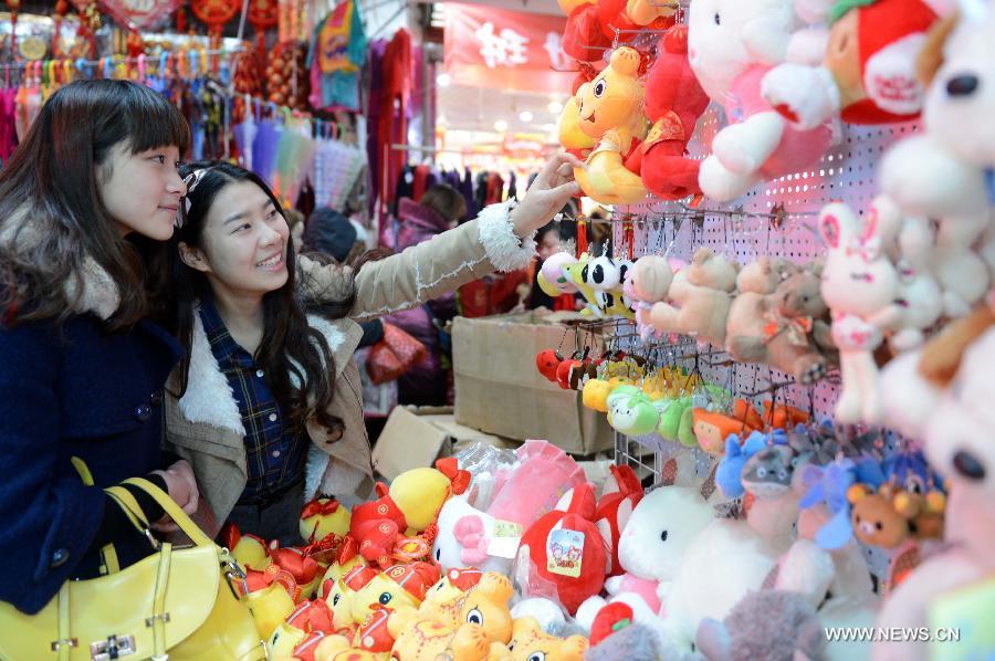 Citizens select ornaments in the shape of cartoon snake in celebration of the "Year of the Snake" starting from Feb. 10, at a shopping mall in Nanchang, capital of east China's Jiangxi Province, Jan. 9, 2013. The lunar year 2013 is the "Year of the Snake" in the Chinese zodiac. (Xinhua/Zhou Ke) 