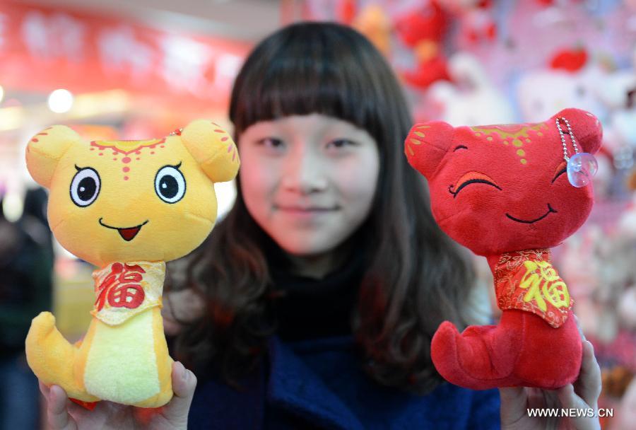 A citizen shows ornaments in the shape of cartoon snake in celebration of the "Year of the Snake" starting from Feb. 10, at a shopping mall in Nanchang, capital of east China's Jiangxi Province, Jan. 9, 2013. The lunar year 2013 is the "Year of the Snake" in the Chinese zodiac. (Xinhua/Zhou Ke)
