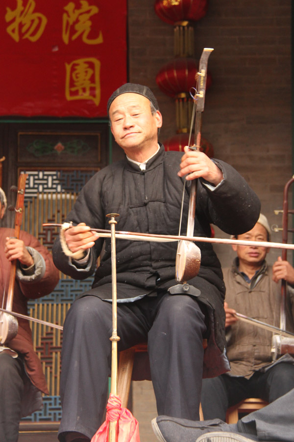 An artist performs Laoqiang Opera in the Guanzhong Folk Art Museum in Xi'an, capital of China's northwestern Shaanxi Province, on Wednesday, January 9, 2013. (CRIENGLISH.com/Liu Kun)