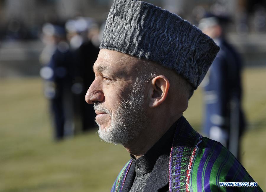 Visiting Afghan President Hamid Karzai inspects the honor guards during a welcome ceremony before meeting U.S. Defense Secretary Leon Panetta at the Pentagon outside Washington D.C., the United States, Jan. 10, 2013. (Xinhua/Zhang Jun) 