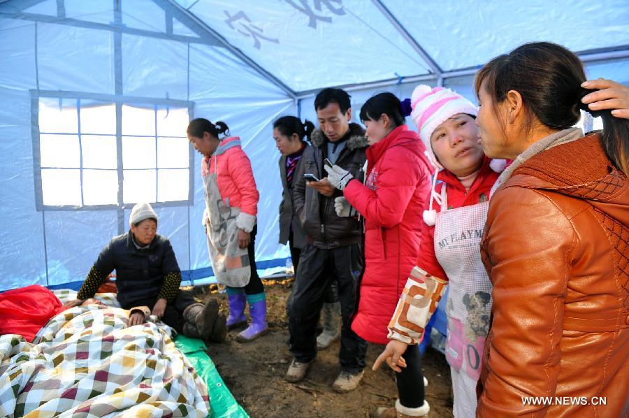 Landslide-affected villagers move into temporary shelter at Gaopo Village in Zhenxiong County, southwest China's Yunnan Province, Jan. 12, 2013. Landslide-affected villagers in Gaopo Village have been temporarily settled in tents and got life necessities. Forty-six people were killed in the Friday landslide. Another two people were injured. (Xinhua/Chen Haining) 