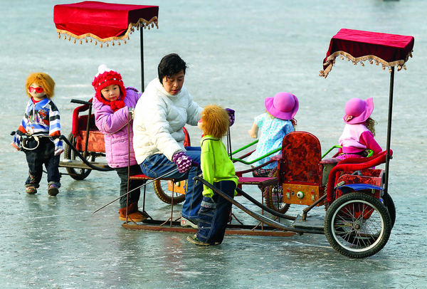 Shichahai, facing Beihai Park, becomes a natural paradise for skating in the winter after the ice is at least 15 cm thick. (Photo by Zhu Xingxin / China Daily)