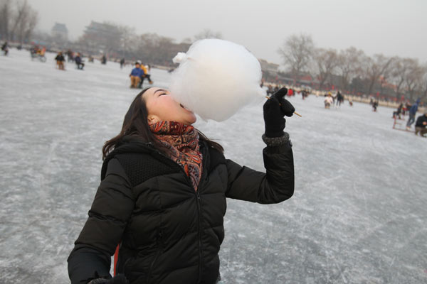 Although Beijing is experiencing one of the coldest winters in almost 30 years, the freezing weather has not stopped people from making the most of the outdoors. （Photo by Zhu Xingxin / China Daily）