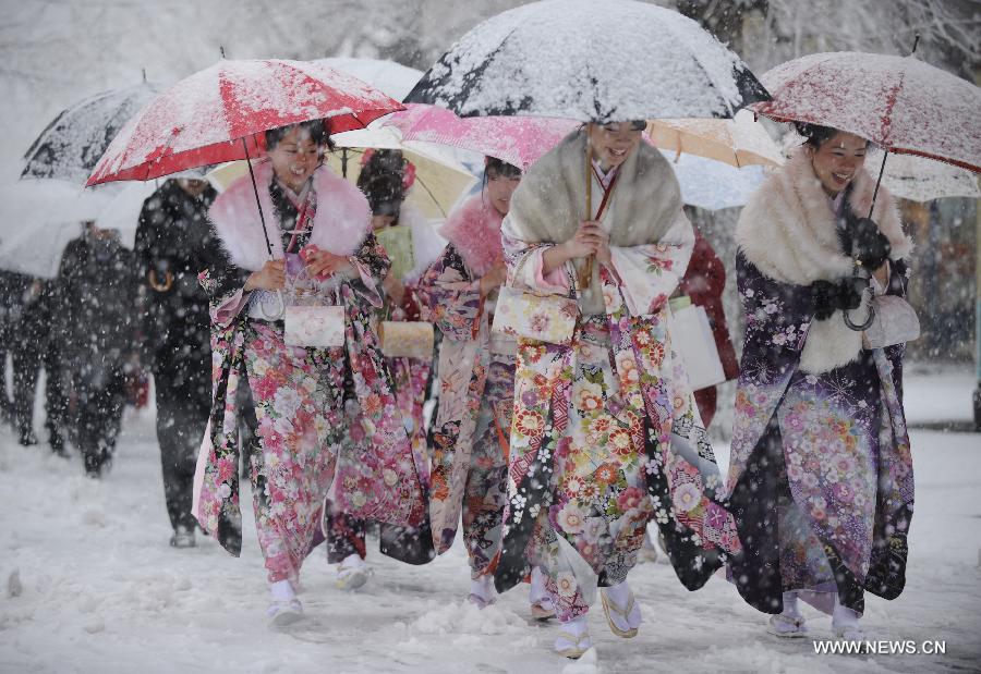 Young girls dressed in traditional kimonos walk in snow to attend the annual Coming-of-Age Day ceremony at an amusement park in Tokyo, Japan, Jan.14, 2013. People who turned 20-year-old take part in the annual Coming-of-Age Day ceremony on the second Monday of January in Japan. (Xinhua/Kenichiro Seki) 