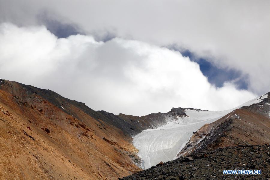 Photo taken on Jan. 14, 2013 shows the winter scenery of "Qiyi" Glacier, or "July 1st" Glacier, some 130 kilometers southwest of Jiayuguan City, northwest China's Gansu Province. (Xinhua/Wan Zongping) 
