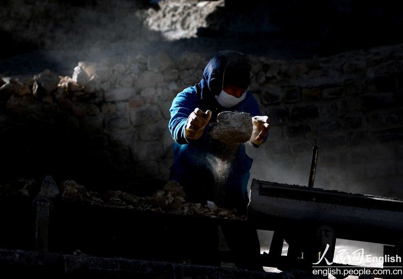 A worker works in dust in a mountain area in west Zhejiang on Dec. 6, 2012. (Photo/People's Daily Online)
