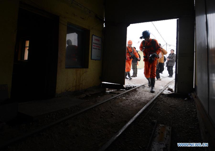 Maintainers prepare for an inspection at Laojinchang gold mine where an accident involving carbon monoxide poisoning happened, in Huadian, northeast China's Jilin Province, Jan. 15, 2013. Ten people were killed and 28 others injured when a fire broke out on early Tuesday morning inside the gold mine, resulting in a high density of carbon monoxide. An investigation into the cause of the accident is under way. (Xinhua/Lin Hong) 