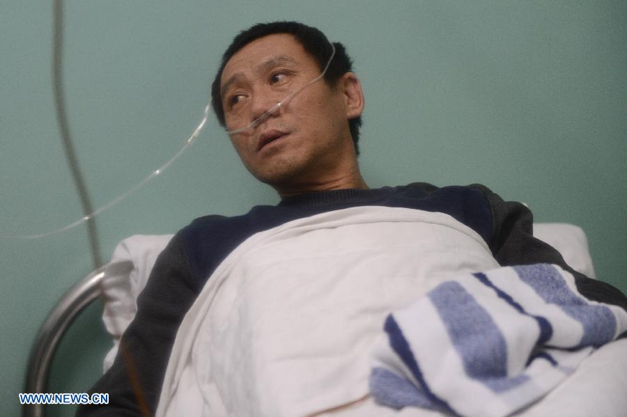 Wang Yansheng, a victim of an accident involving carbon monoxide poisoning at a gold mine, receives treatment at Renmin Hospital in Huadian, northeast China's Jilin Province, Jan. 15, 2013. Ten people were killed and 28 others injured after a fire broke out on early Tuesday morning inside the Laojinchang gold mine which resulted in a high density of carbon monoxide. Most of the 28 injured have kept out of danger, except that one seriously injured victim got serious respiratory burns. (Xinhua/Lin Hong)